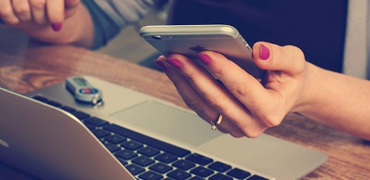 Una mujer usa una app para viajar.