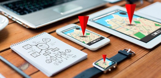 Un hombre consulta una de sus apps para viajar.