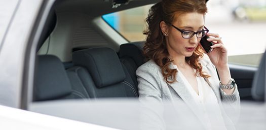 Mujer gestiona un cambio de última hora en su viaje