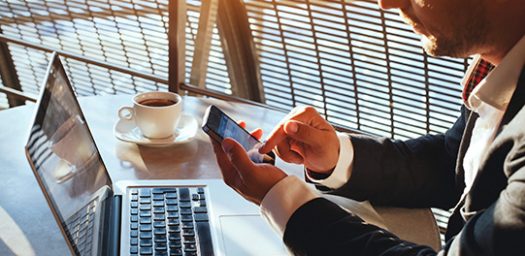 Viajero de em presa consultando aplicación móvil