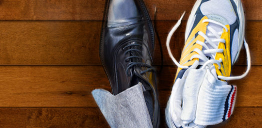 Zapato de vestir junto a zapatilla de deporte