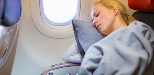 Viajera durmiendo en avión