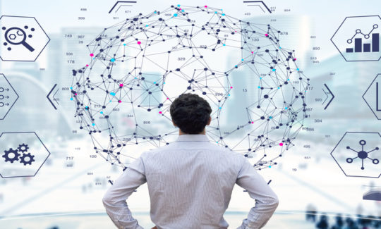 Hombre analizando datos big data