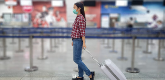 Mujer con mascarilla en el aeropuerto