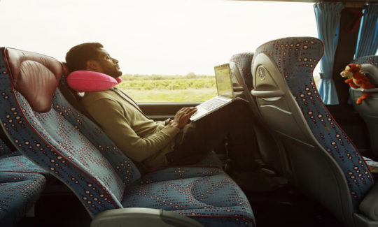 Viajero en autobus