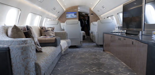 interior salón avión privado