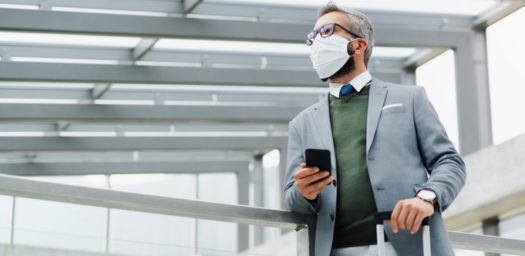 Hombre de negocios en aeropuerto
