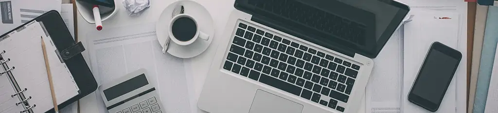 Mesa de trabajo con ordenador