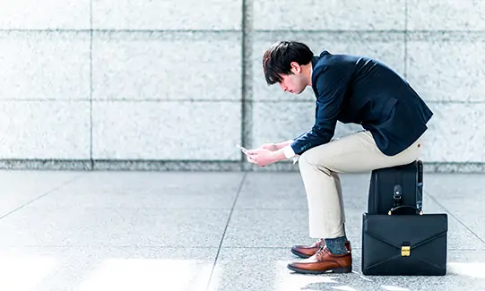 Joven esperando por retraso de avión