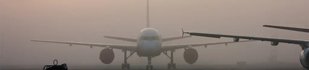 Avión parado en aeropuerto