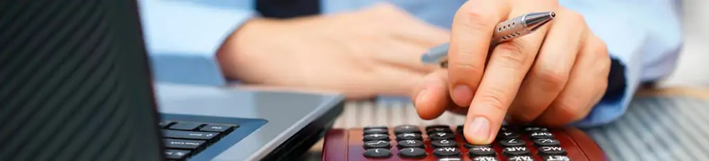 Un trabajador calcula los gastos de las empresas.
