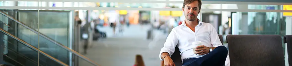 viajero en aeropuerto