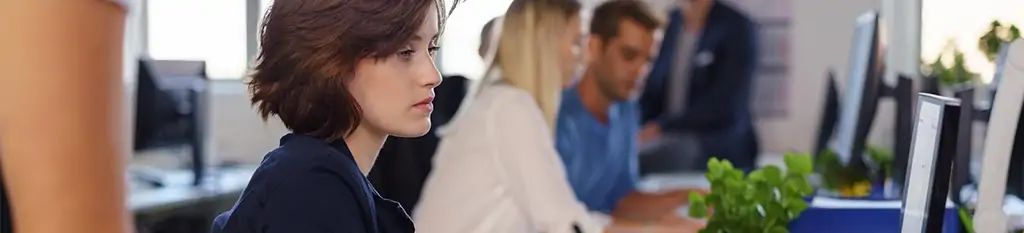 Mujer gestionando viajes de empresa desde oficina