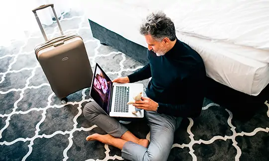 businesstravelfamilia2homeblog Viajero de negocios hablando con su familia