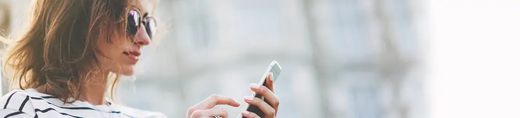 Mujer consultando su smartphone