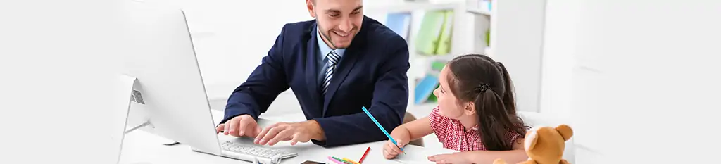 Hombre trabajando en el ordenador con su hija