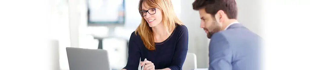 Travel manager con un compañero en la oficina