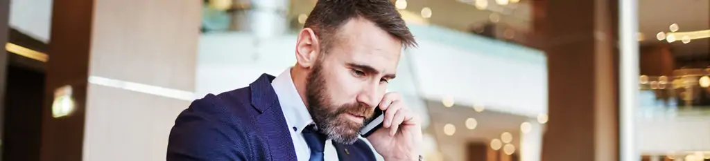 Viajero de empresa trabahando desde el hotel