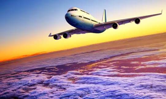 Airplane flying above clouds at sunset. Avión volando