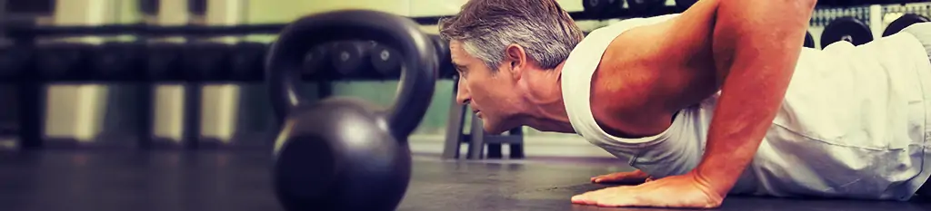 Hombre de negocios practicando deporte