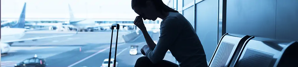 Viajera de negocios en aeropuero