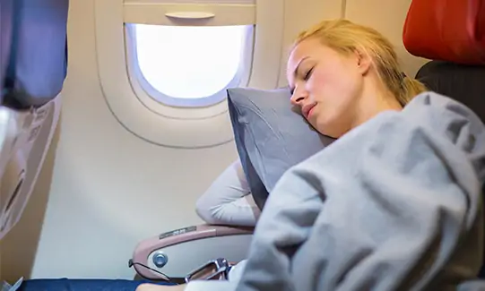 Viajera durmiendo en avión
