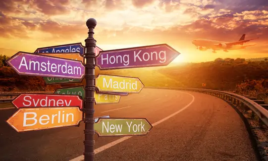 Imagen con carteles para indicar en qué dirección se encuentra cada país para dar la vuelta al mundo