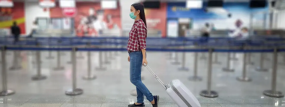 Mujer con mascarilla en el aeropuerto