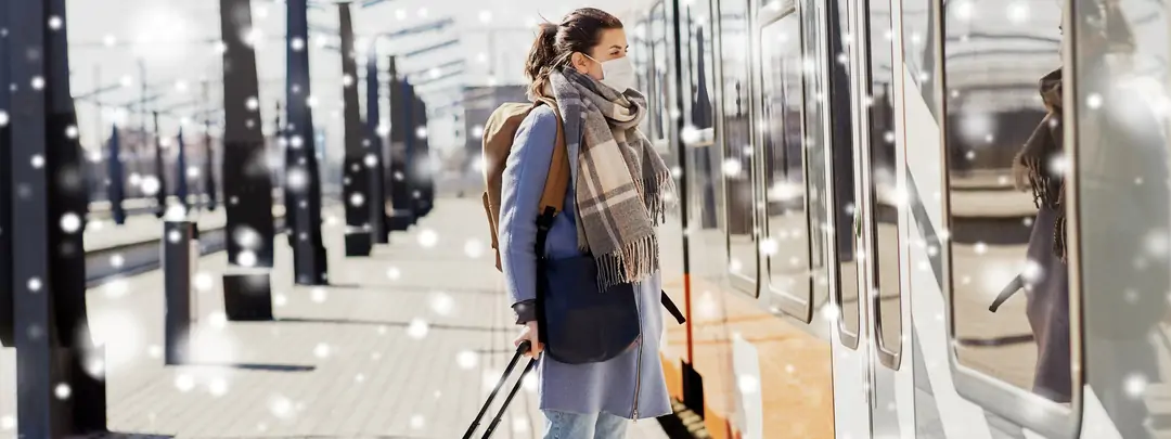 Mujer con mascarilla esperando para acceder a un tren