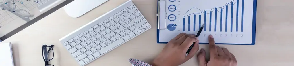 Escritorio ordenador con gráfica de resultados